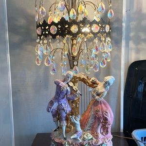 Crystal figurine lamp